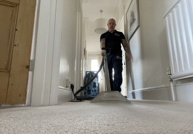 Steam Cleaning Vs. Dry Cleaning – Which Is An Effective Carpet Cleaning Option?
